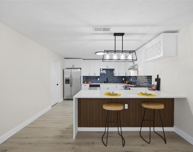 920 W Candlewood Avenue - Photo Thumbnail 10