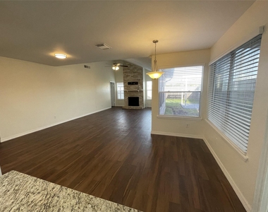 2915 Garden Lane - Photo Thumbnail 2