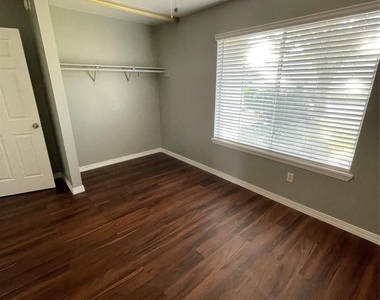 2915 Garden Lane - Photo Thumbnail 12