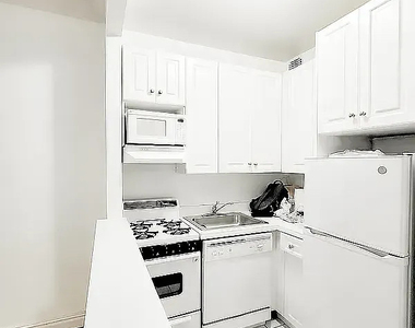 56th Street/9th Avenue - Photo Thumbnail 3