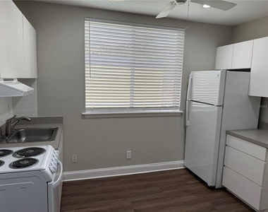 1301 S Howard Avenue - Photo Thumbnail 9