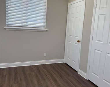 1301 S Howard Avenue - Photo Thumbnail 14