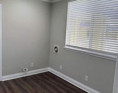 1301 S Howard Avenue - Photo Thumbnail 11