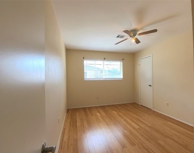 1115 Newport Boulevard - Photo Thumbnail 14