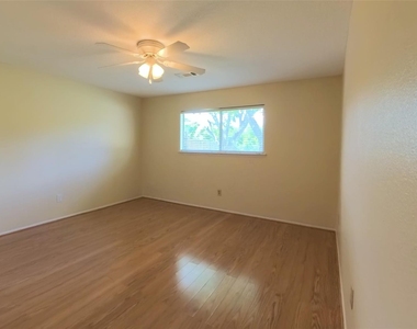 1115 Newport Boulevard - Photo Thumbnail 15