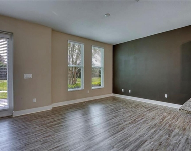 1801 Houston Street - Photo Thumbnail 6