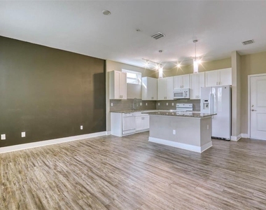 1801 Houston Street - Photo Thumbnail 5