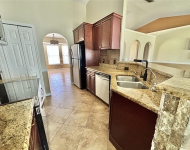 913 Nancy Court - Photo Thumbnail 7