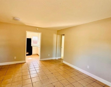 390 W Haines Boulevard - Photo Thumbnail 3
