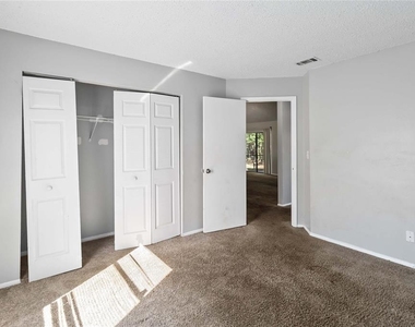 218 Cranbrook Drive - Photo Thumbnail 11
