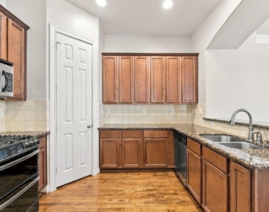 1602 A Colorado Street - Photo Thumbnail 17