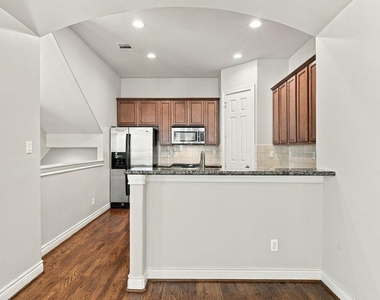 1602 A Colorado Street - Photo Thumbnail 16