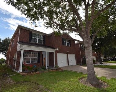 17611 Hoover Gardens Drive - Photo Thumbnail 2
