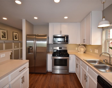 17611 Hoover Gardens Drive - Photo Thumbnail 13