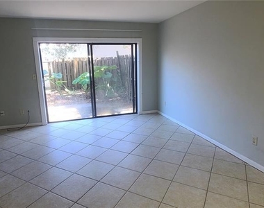 3629 Ne 19th Place - Photo Thumbnail 2