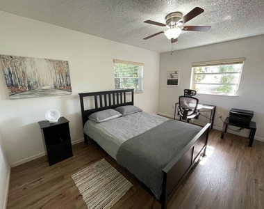 957 Ne 2nd Street - Photo Thumbnail 4