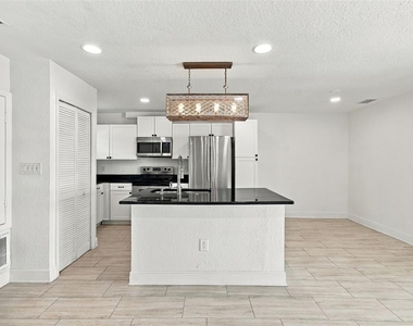 1319 E South Street - Photo Thumbnail 4