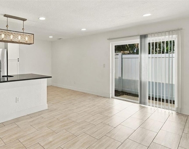 1319 E South Street - Photo Thumbnail 12