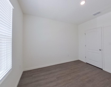 32205 Edson Avenue - Photo Thumbnail 8