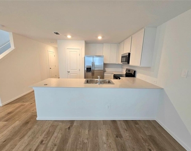 1036 Twins Street - Photo Thumbnail 3