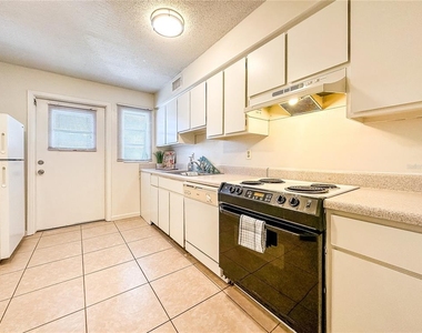 3026 Fairway Lane - Photo Thumbnail 7