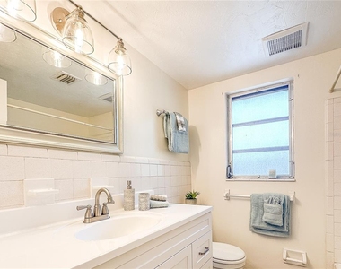 3026 Fairway Lane - Photo Thumbnail 10