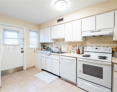 3026 Fairway Lane - Photo Thumbnail 7
