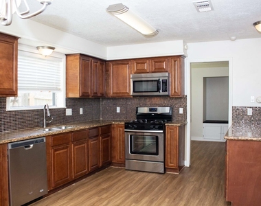 9526 Dundalk Street - Photo Thumbnail 7