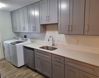 378 W Rosewood Lane - Photo Thumbnail 5