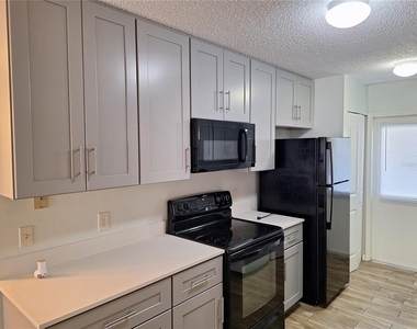378 W Rosewood Lane - Photo Thumbnail 4