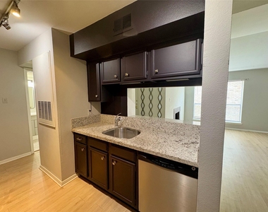 2025 Augusta Drive - Photo Thumbnail 4