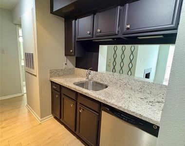 2025 Augusta Drive - Photo Thumbnail 9