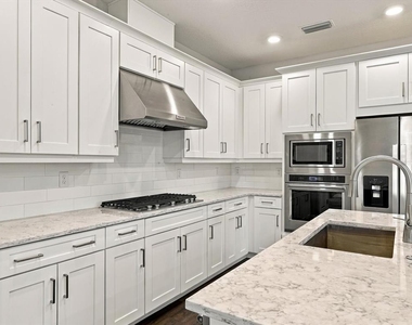 18519 Dayspring Place - Photo Thumbnail 16