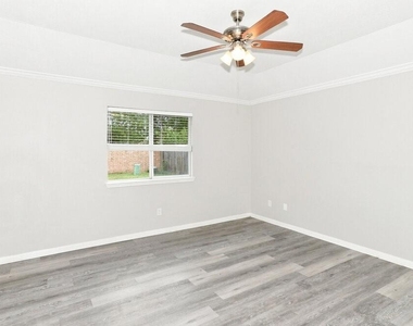 7811 Iris Glen Lane - Photo Thumbnail 6