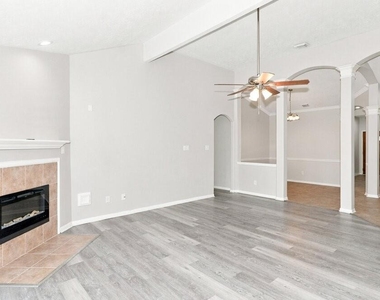 7811 Iris Glen Lane - Photo Thumbnail 3