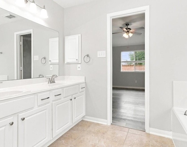 7811 Iris Glen Lane - Photo Thumbnail 11