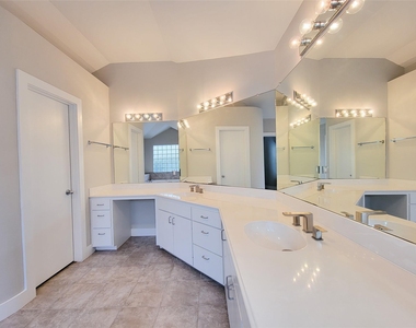 411 West 26th Street - Photo Thumbnail 30