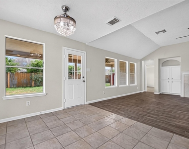 2127 Hannover Way - Photo Thumbnail 15