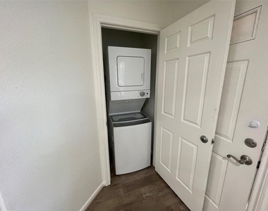 1311 Antoine Drive - Photo Thumbnail 11