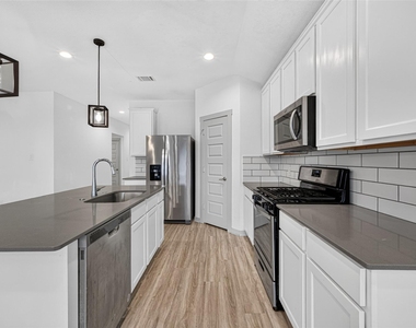 7007 Fleetwood Crescent Way - Photo Thumbnail 7