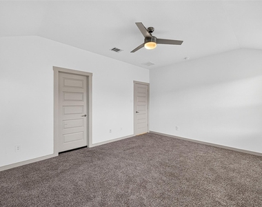 7007 Fleetwood Crescent Way - Photo Thumbnail 9