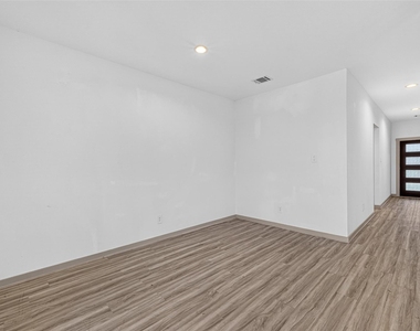 7007 Fleetwood Crescent Way - Photo Thumbnail 5