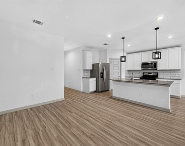7007 Fleetwood Crescent Way - Photo Thumbnail 4