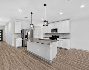 7007 Fleetwood Crescent Way - Photo Thumbnail 6