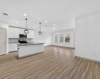 7007 Fleetwood Crescent Way - Photo Thumbnail 3