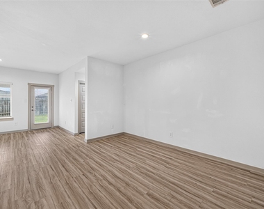7007 Fleetwood Crescent Way - Photo Thumbnail 2