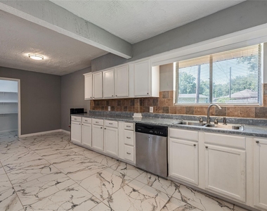 2511 Meadow Lane - Photo Thumbnail 5