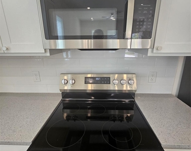 11443 Underwood Street - Photo Thumbnail 7