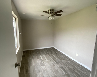 2927 Mobile Avenue - Photo Thumbnail 7