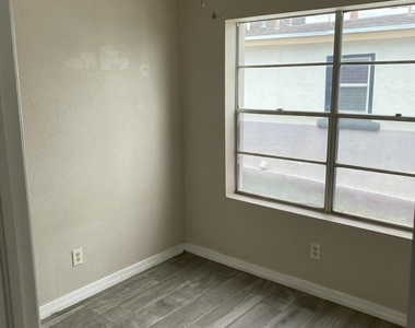2927 Mobile Avenue - Photo Thumbnail 5